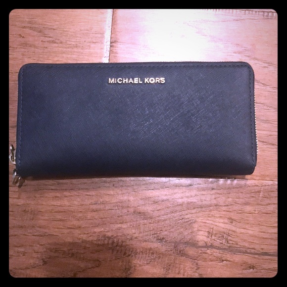 SOLD Navy Michael Kors Jet Set Continental Wallet - Picture 1 of 5